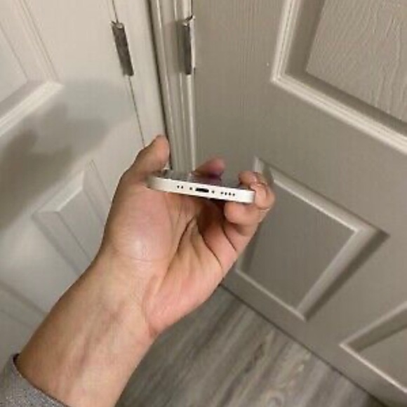 iPhone 13 unlock white. A weeks used - Picture 7 of 7